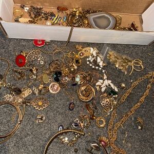 Gold tone jewelry lot
